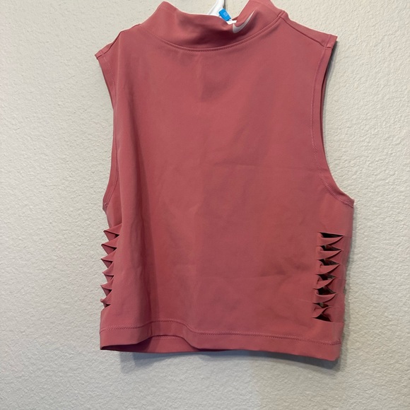 Nike Dri Fit Cropped Tank High Neck Size XS  Dusty Pink Cut Out Sides - Picture 5 of 5